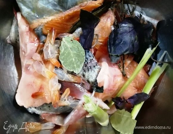 Готовим рыбный бульон. Я взяла голову и хвост форели, панцири от креветок, лавровый лист, лемонграсс, базилик, тимьян, перец душистый. И один секретный ингредиент. Когда мы покупаем копченую рыбу (лосось, горбушу, кету), я снимаю с них кожу и замораживаю. В рыбные супы я добавляю эту кожу и она придает тонкий аромат копчености. В этот бульон я добавила кожу от копченой форели.