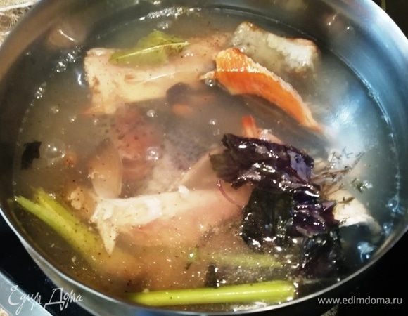 Заливаем все 1,5 л воды и варим 20 минут после закипания. Не забывайте снимать пену.