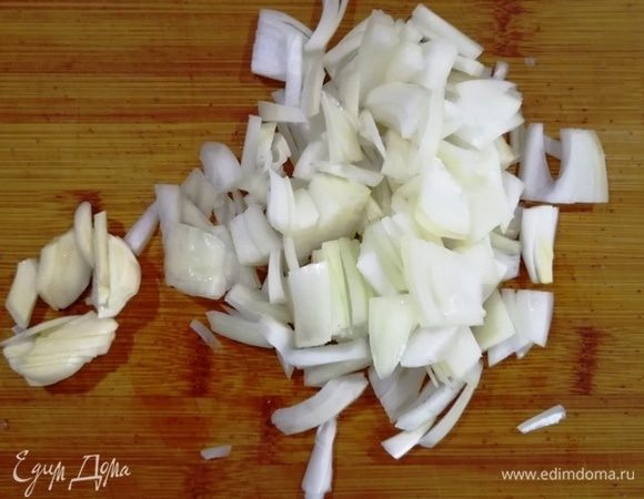 Тем временем нарезаем лук и чеснок.