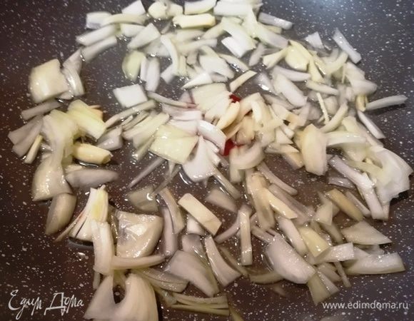 Обжариваем на сковороде в оливковом масле до мягкости лука.