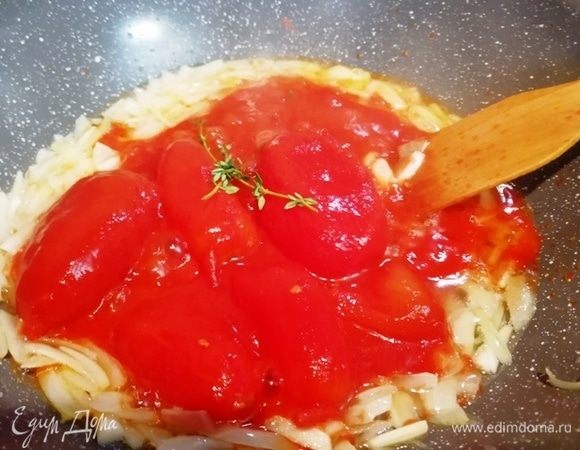 Добавляем банку томатов в собственном соку. Тушим, пока варится рыбный бульон.