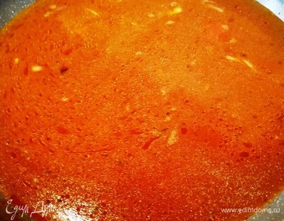 Готовый рыбный бульон процедить и добавить к томатной основе. Довести до кипения. Рыбу из бульона разобрать.