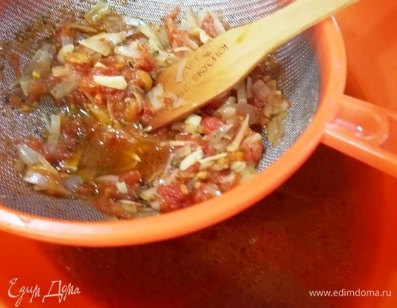 Процедить томатно-рыбную основу. Овощи выкинуть, они нам не понадобятся.
