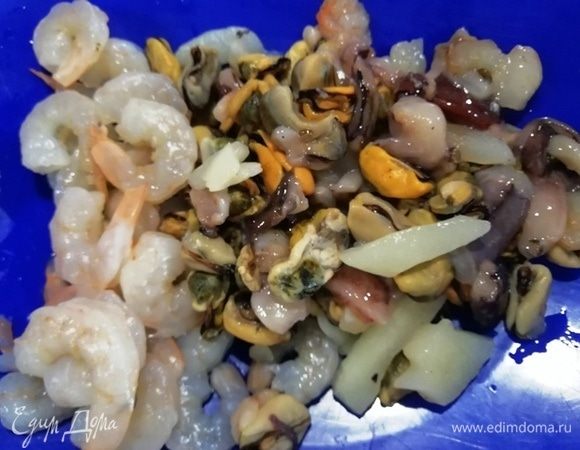 В полученный бульон добавить рыбу, креветки и морской коктейль. Посолить и поперчить по вкусу. Варить после закипания 5 минут и убрать с огня.