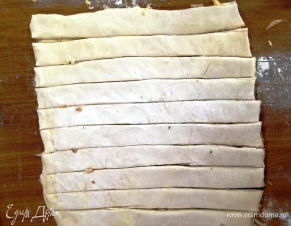 Сворачиваем тесто пополам (начинка окажется внутри) и нарезаем полосками.