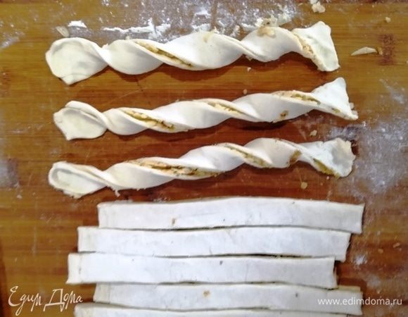 Скручиваем полоски в жгуты.