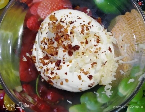 Для острого майонезного соуса смешать майонез, чеснок и хлопья чили.