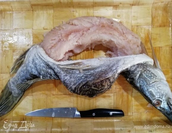 Аккуратно отделите кожу от рыбы, стараясь не порвать ее. Позвоночник у хвоста и головы отрежьте.