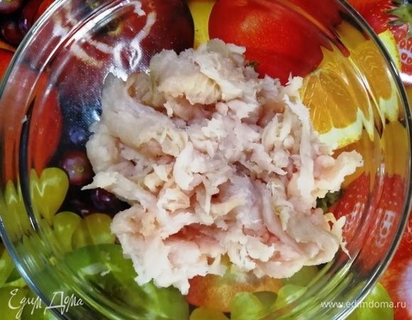 Выньте кости из мяса. Полученное филе перекрутите на мясорубке.