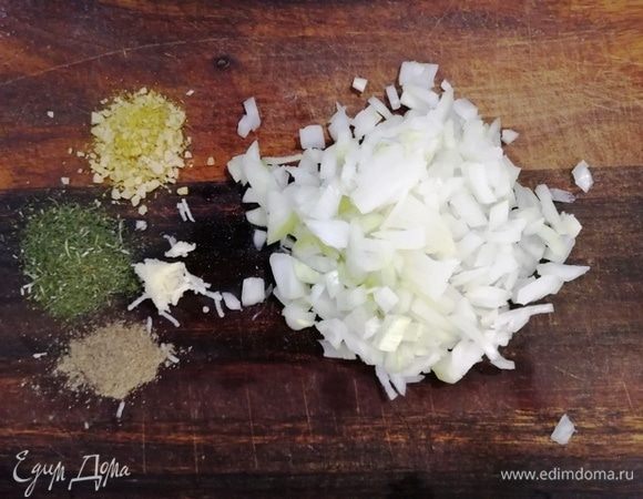 Нарежьте лук и чеснок, подготовьте специи. В моем случае это сванская соль, сушеный укроп и перец черный молотый.