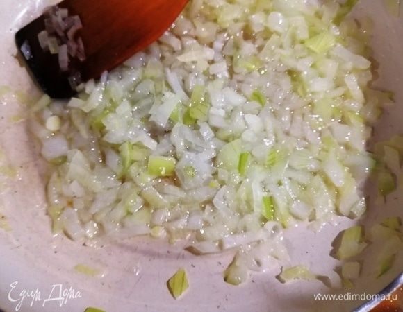 Лук и чеснок обжарьте на сковороде до мягкости. Охладите.