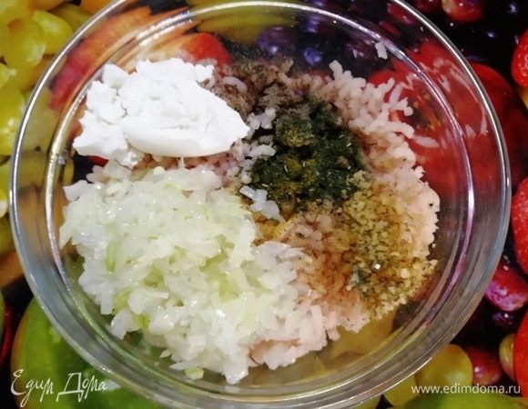 Смешайте рыбный фарш, обжаренный лук, специи, добавьте 150 г рикотты.