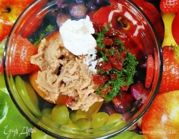 Томаты и укроп нарежьте и смешайте все ингредиенты.