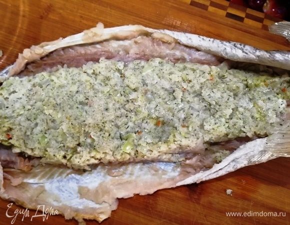 Выкладываем на кожу начинку из щуки.