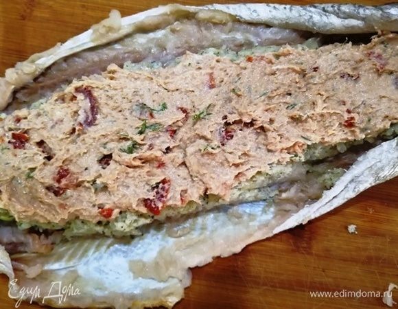 Следующий слой — начинка из тунца.