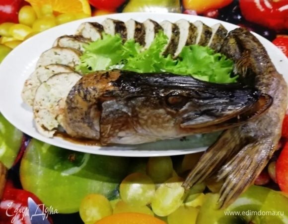 Щуку можно украсить и подать целиком или порционными рулетиками.