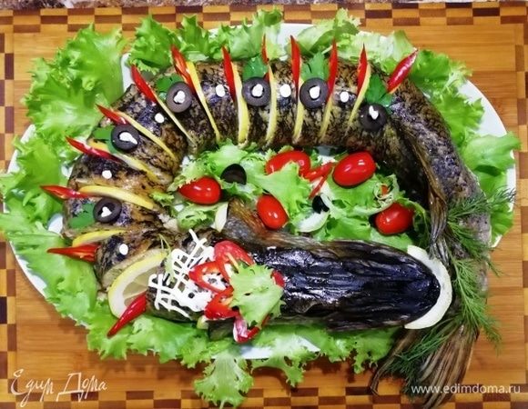 Украшайте рыбу по своему вкусу.