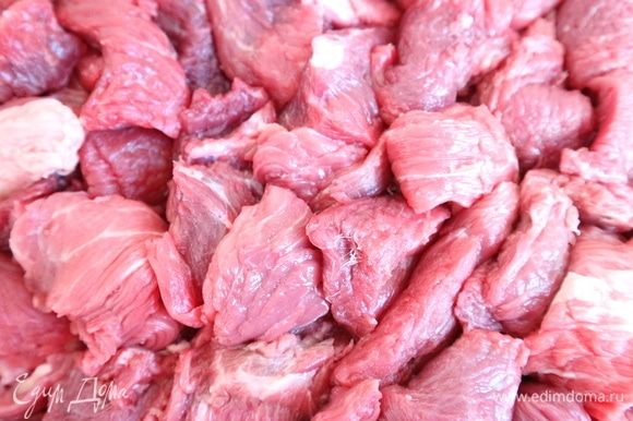 Мясо достать из холодильника заранее, затем нарезать его небольшими брусочками или кубиками со стороной 1,5 или 2 см.