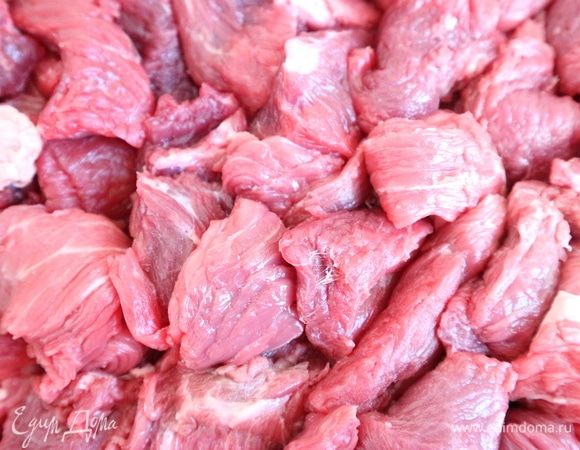 Мясо достать из холодильника заранее, затем нарезать его небольшими брусочками или кубиками со стороной 1,5 или 2 см.