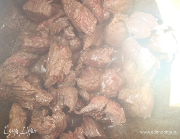 Хорошо разогреть казан с растительным маслом, добавить мясо, обжарить, налить часть воды (кипяток) — грамм 200, накрыть крышкой, варить до готовности, добавляя постепенно кипяток, мясо в течение процесса  должно быть чуть покрыто водой. Сколько уйдет на это времени — зависит от качества мяса, от того, какую часть его для приготовления вы выбрали.  Накрыть крышкой, убавить огонь. Всего ушел 1 литр воды при варке супа, но всю оставшуюся воду добавляйте после того, как положите овощи и они немного потушатся. Суп должен у вас получиться в конце приготовления достаточно густой.