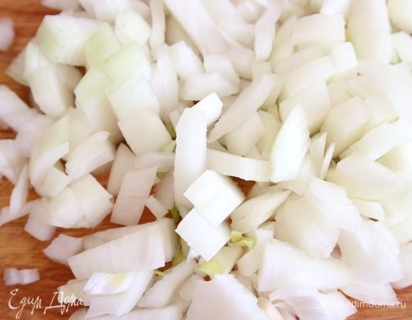 Лук почистить и нарезать кубиками среднего размера (можно полукольцами).