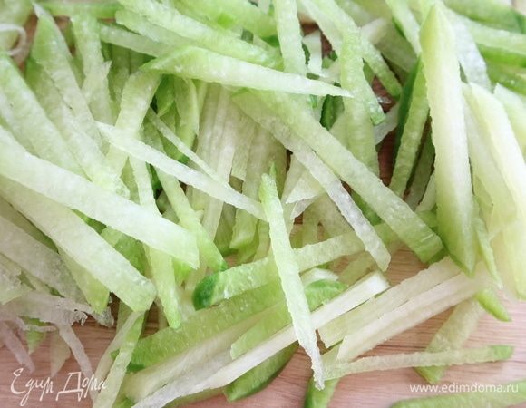 Почистить редьку, нарезать соломкой.