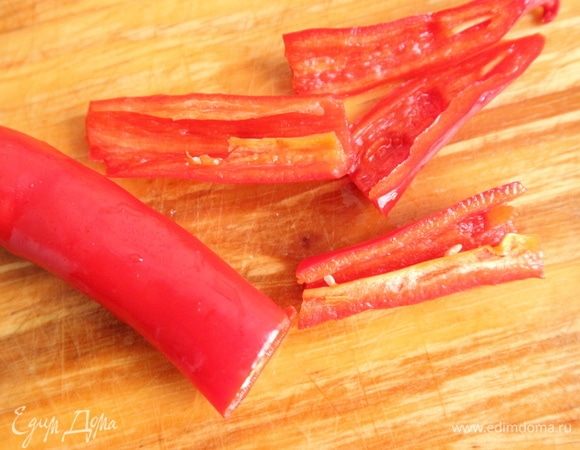 Острый красный жгучий перец освободить от семенной части, белых волокон, нарезать небольшими кружочками.