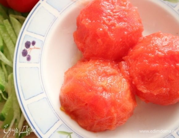 Помидоры поместить в кипяток на несколько минут, удалить шкурку. Нарезать небольшими кусочками. Для приготовления блюда я выбрала сочные, мясистые помидоры, при приготовлении они дали дополнительный сок.