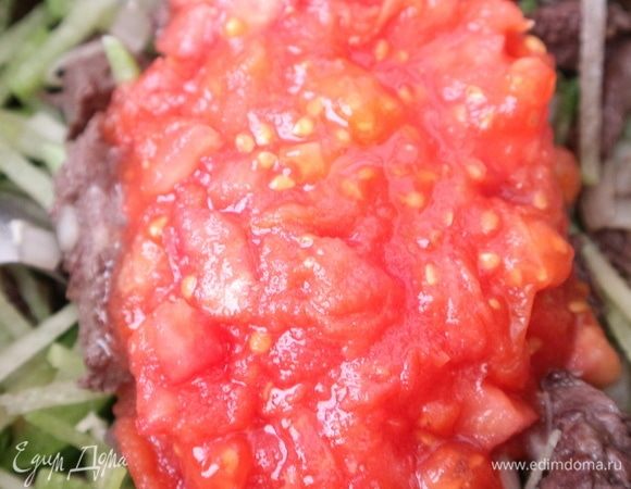 Когда мясо будет почти полностью готово, следует добавить виноградный уксус, лавровый лист, измельченные в ступке специи, соль, перемешать, добавить овощи, сначала лук, чеснок, затем редьку и помидоры. Дать им объединиться с мясом некоторое время (минут 5), затем добавить перец болгарский, жгучий перец. Варить еще минут 15, добавив оставшуюся воду (кипяток). Варить под крышкой. Овощи важно не перетушить и не переварить. Малое количество фото при обработке продуктов в казане обусловлено тем, что пар в казане не очень располагал к этому процессу. Относительно соли. Добавляю при приготовлении не всю сразу, пробую и проверяю «на соль», сначала положила пол-ложки, через время попробовала — еще немного.