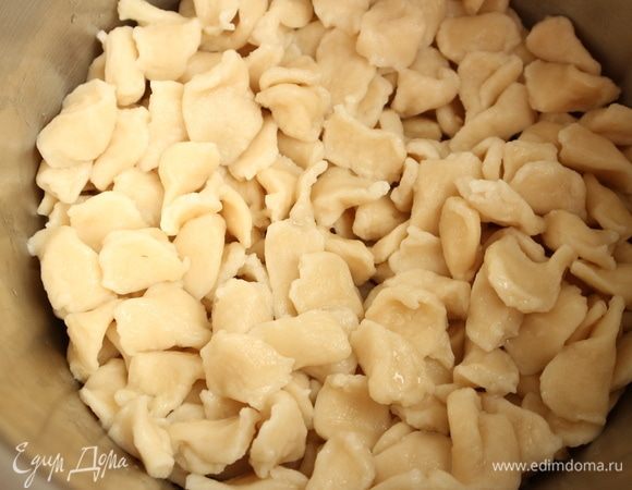 Вскипятить в большой кастрюле воду, посолить ее. От каждой полоски теста отщипывать небольшой кусочек и опускать в кипяток. Можно заранее нарезать тесто небольшими квадратиками. Отварить кусочки теста, как всплывут — готово. Откинуть на дуршлаг, промыть, положить в кастрюлю, сбрызнуть растительным маслом, перемешать, накрыть кастрюлю крышкой. 
