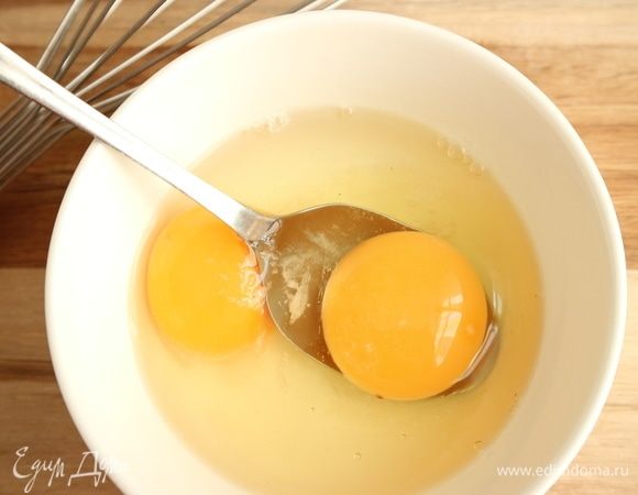 Приготовить яичные блинчики. Для этого смешать яйца с 1 ст. л. воды, солью.