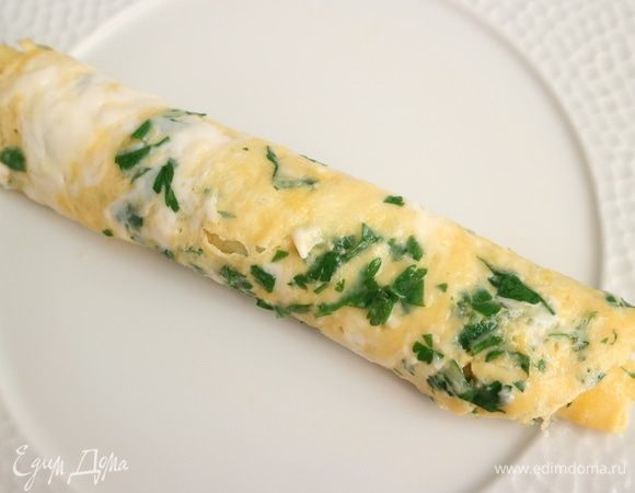 Разогреть сковороду с растительным маслом, указанное в ингредиентах количество разделить на 2 блинчика. Блинчики обжариваются только с одной стороны. Затем соединяются, один блинчик накладывается на другой. Сворачиваются в плотный рулет.