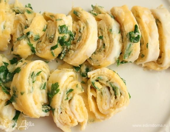 Разрезаются поперек на кусочки такой толщины, как лапша для лагмана. Их надо добавить в блюдо при подаче. Можно красиво расправить их, как яичную лапшу, положить сверху овощей и мяса, можно оставить в блюде рулетами. 