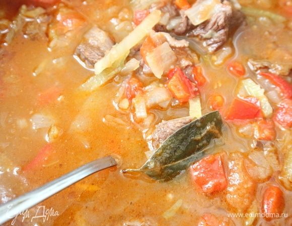 Мясо и овощи готовы, яичные блинчики  тоже. Вынуть из казана лавровый лист.