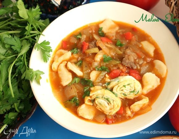 Разлить по тарелкам, добавить квадратики из теста, яичные блинчики, измельченную зелень — кинзу или петрушку. 