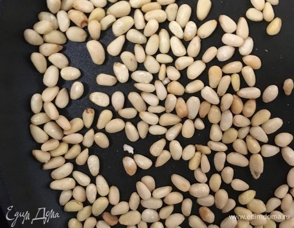 Сначала возьмем кедровые орешки и обжарим их на сухой сковороде буквально несколько минут до золотистого цвета. Тут же снимем со сковороды на тарелку остывать.