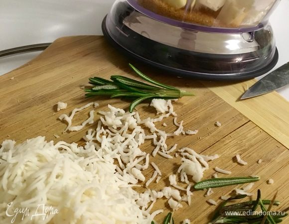 Подготовим все остальные ингредиенты. Смешиваем в большой чаше муку, 2 столовые ложки коричневого сахара, размягченное сливочное масло, щепотку соли и свежемолотого перца. Сыр козий натереть на мелкой терке. Фету размять вилкой. Два вида сыра также добавить к остальным ингредиентам в миску и вымесить мягкое нежное тесто.