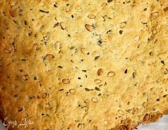 Отправить выпекаться тесто в предварительно разогретую до 180°С духовку буквально на 20 минут. Следите за своей духовкой, потому что печенье печется довольно быстро. Как только зазолотится — все готово. Вынимаем противень из духовки, даем печенью остыть при комнатной температуре буквально 20 минут и разрезаем на квадратики.