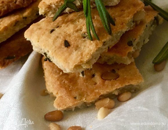 Вот такие квадратики получились. Очень нежные, мягонькие внутри и безумно ароматные благодаря козьему сыру и травкам! 