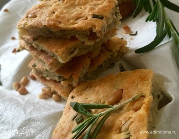 Поскольку печенье несладкое, то оно вкусно не только к чаю или кофе, но его можно даже подать и к вину, к кусочку сыра, салату.