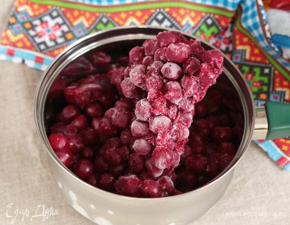 Свежезамороженную вишню 1 кг вместе с косточкой положить в сотейник или кастрюльку. Сварить до мягкости вишни. Воду добавлять не нужно.