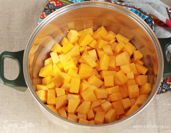 Очищенную тыквенную мякоть порезать на кубики и, добавив 100 мл воды, отварить до полной готовности.