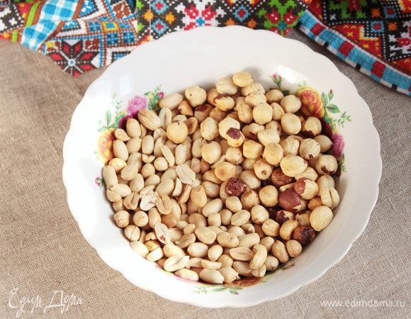 Тем временем арахис и фундук (по 1 стакану — советский граненный) обжарить на сковороде или в микроволновой печи. Если обжаривать в микроволновой печи, то отдельно друг от друга, потому что меньший объем проще контролировать и обжарка будет равномерней. Как это делаю: на максимальной мощности (у моей СВЧ 800 Вт) включаю на 3,5 минуты. Первые 2 минуты жарю по минуте и перемешиваю, последующие перемешиваю через каждые 0,5 минуты. Во время перемешивания арахис и фундук продолжают обжариваться, поэтому не пережгите.