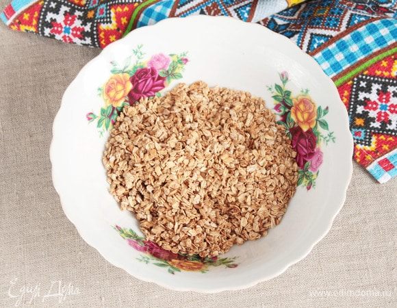 Из овсяных хлопьев «Геркулес» необходимо приготовить гранолу. Для этого овсяные хлопья (12 ст. л.) смешать с водой (3 ст. л.) и фруктовым сиропом (3 ст. л.). Фруктовый сироп может быть любым вкусным, я использую домашний розовый сироп. Можно использовать кленовый. Если вы не веган, то можно использовать мед.