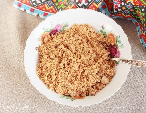 Остывшие арахис и фундук смолоть вместе в кофемолке в крошку или пропустить через мясорубку.