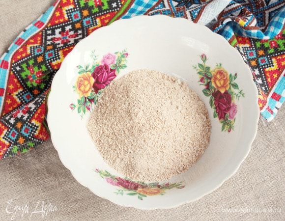 Остывшую гранолу из овсяных хлопьев смолоть отдельно.