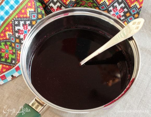 Отваренную вишню отжать через ткань, только немного предварительно остудите, чтобы не обжечься. Остатки от вишни можно выбросить, нам нужен только полученный насыщенный сироп. Измерить полученный объем сиропа. Для приготовления вишневого желе нам необходимо 700 мл сиропа. И теперь два момента:
1. Если вы готовите на агар-агаре, то добавить в сироп недостающее до объема 700 мл необходимое количество воды. Добавить в сироп (700 мл) агар-агар (8 г), сахарный песок (4 ст. л.), перемешать, довести до кипения (по инструкции к моему агару) и кипятить 5 минут.

2. Если вы готовите на желатине, который требует предварительного замачивания, то сначала в 100 мл воды замочить желатин (20 г), оставить для набухания 40 - 60 минут. Когда желатин набухнет, в сироп добавить недостающий объем до 700 мл необходимое количество воды с учетом использованного количества для замачивания желатина. Добавить в сироп сахарный песок (4 ст. л.), довести до кипения, снять с плиты и распустить в горячем сиропе набухший желатин.