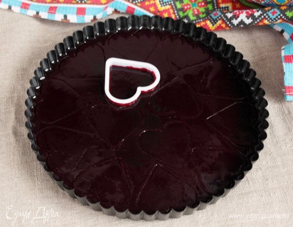 Оставшийся объем вылить в форму. Диаметр моей 21 см, высота 2,5 см. Отправить в холодильник. Когда желе застынет, небольшой вырубкой для печенья необходимо будет вырезать 10-13 фигурок. Высота моего сердечка 5 см.