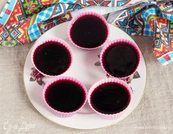 Теперь сироп разлить в 4-5 небольших формочек для кексов. Объем примерно 5-6 ст. л. в каждую формочку. Можно сделать одно цельной формой, главное правильно подобрать диаметр. Отправить в холодильник до полного застывания. Не забывайте, что желе с агар-агаром застывает при комнатной температуре. 