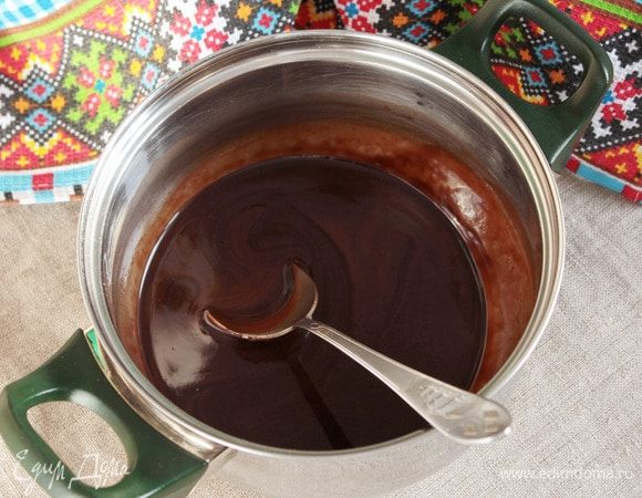 Пока застывает желе, сварить для основы сироп. В сотейник или кастрюльку влить 100 мл воды, добавить сахарный сироп (4 ст. л.) и какао-порошок (3 ст. л.). Перемешать, довести до кипения и варить при небольшом кипении 8 минут.